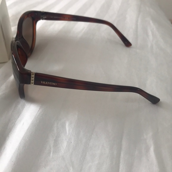 Brand new Valentino Sunglasses - Picture 3 of 3